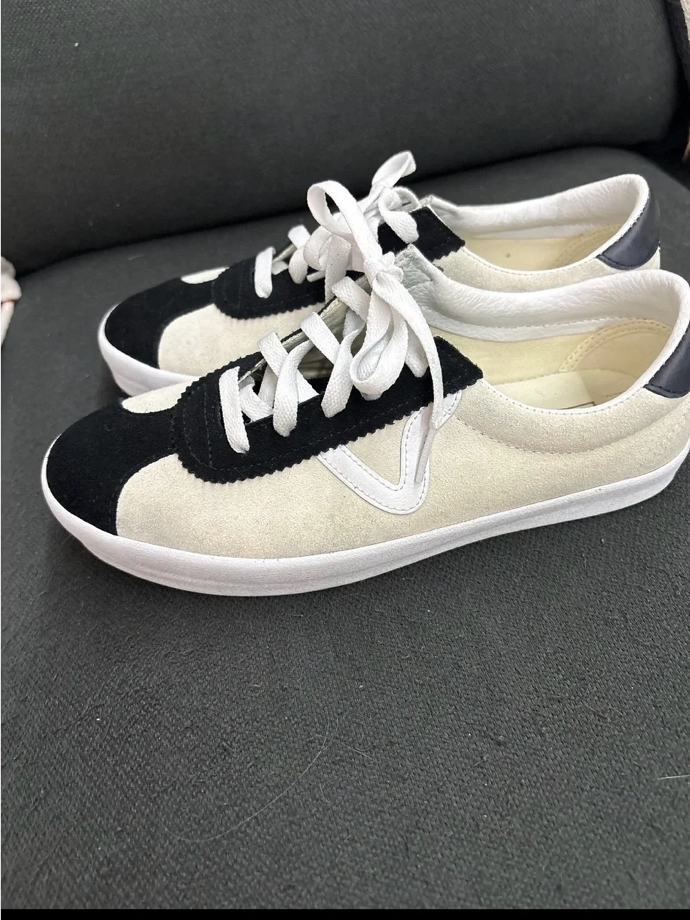 Vans classic silhouette